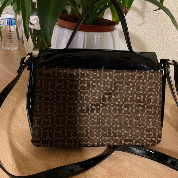 🎉HP 7/17🎉 Tommy Hilfiger Satchel Crossbody Bag, Brown Logo& BlackPatentLeather - Picture 2 of 6